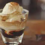 Recette affogato dans un verre transparent avec glace vanille fondue sous espresso chaud
