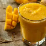 Smoothies mangue dans verre transparent