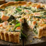 Tarte aux épinards et saumon maison en gros plan