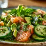 salade au saumon et avocat fraîche avec avocat mûr et herbes