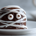 Cake momie au chocolat décoré de bandelettes de glaçage blanc