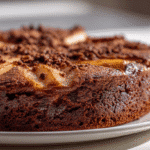 gâteau crousti-fondant poire chocolat avec éclats pralin, texture moelleuse