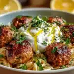 Boulettes grecques servies avec orzo citronné et crème de feta