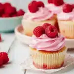 Cupcakes aux framboises et mascarpone, un délice sucré et crémeux.