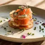 Feuilleté au saumon fumé garni de crème ricotta savoureuse