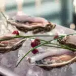 Huitres pochées aux baies roses, servies avec une sauce au champagne.