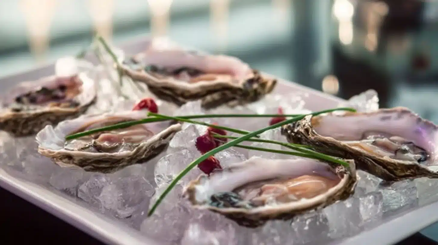 Huitres Pochées aux Baies Roses, Sauce Champagne : Une Élégante Évasion Culinaire