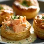 Mini Cocottes au Saumon Fumé et Fromage Frais prêtes à être dégustées.