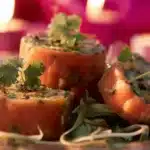 Roulés de saumon en verdure garnis de légumes frais et savoureux.