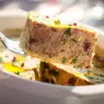 Terrine de foie gras accompagnée de fruits secs, plat raffiné de la cuisine française.