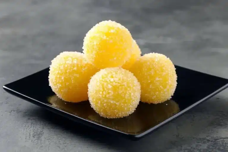 Truffes au citron savoureuses sur une assiette, parfaites pour un dessert rafraîchissant.